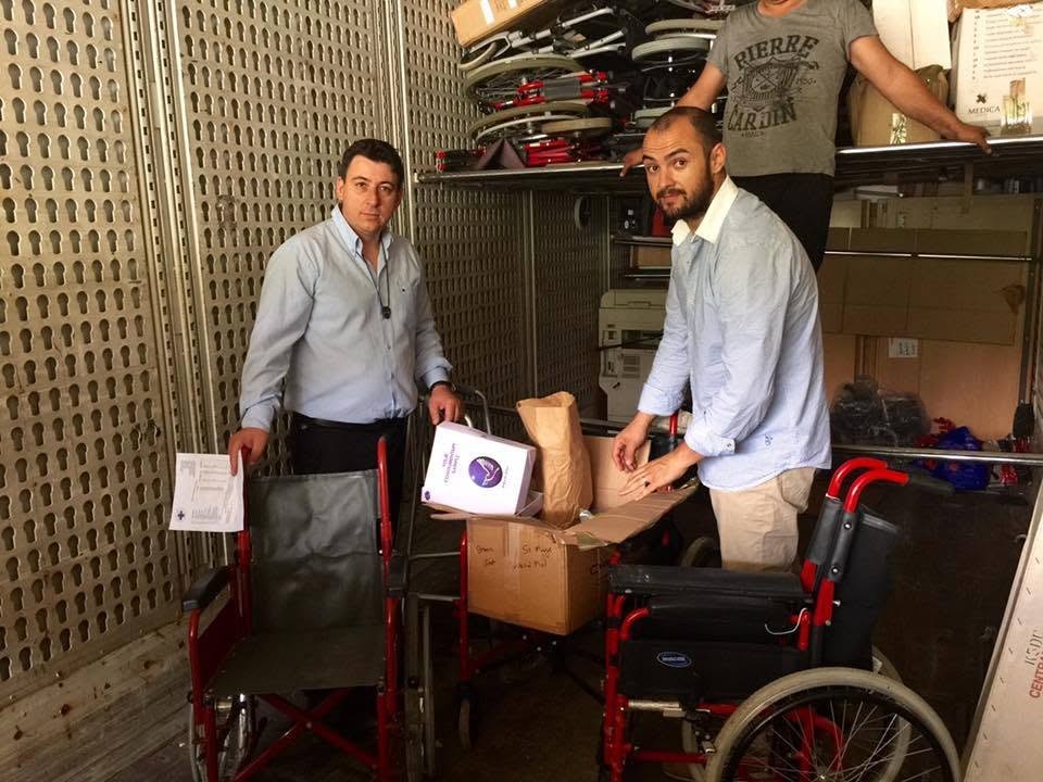 Préparation de l’aide humanitaire : fauteuils roulants et fournitures médicales