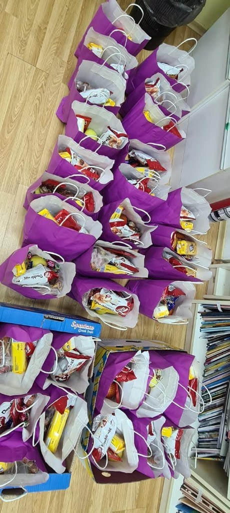 Colis alimentaires préparés pour les familles dans le besoin