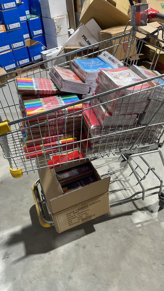 Fournitures scolaires rassemblées pour les enfants