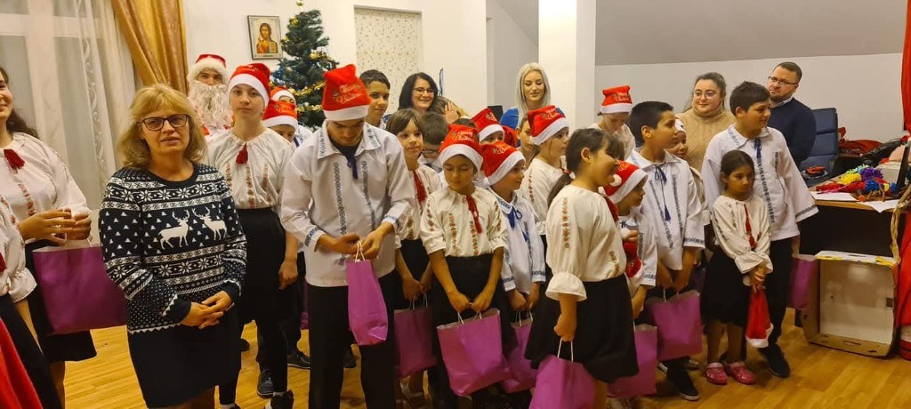 Enfants recevant des cadeaux de Noël