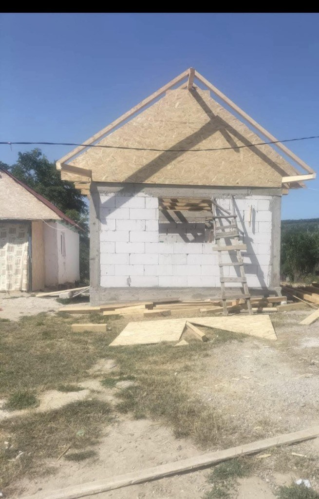 Maison en construction, élevée pour une famille sans abri