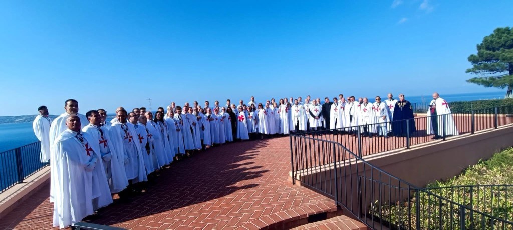 Rassemblement des chevaliers en manteaux blancs, sur une terrasse au-dessus de la mer