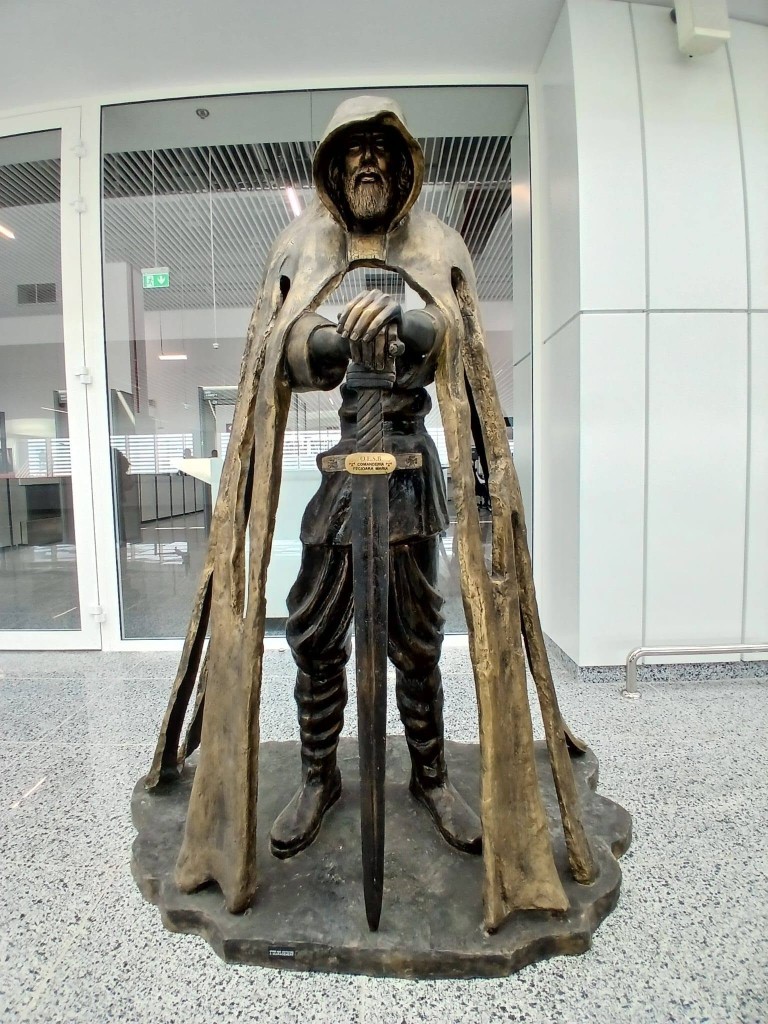 La statue du chevalier templier à l’aéroport de Craiova