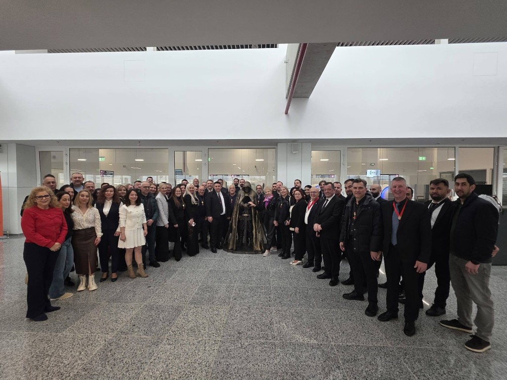 Photographie de groupe à l’inauguration de la statue à l’aéroport de Craiova