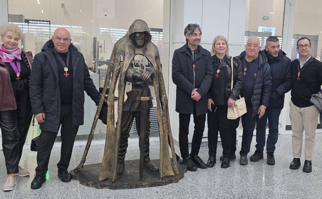 La Commanderie des Chevaliers de la Vierge Marie auprès de la statue inaugurée
