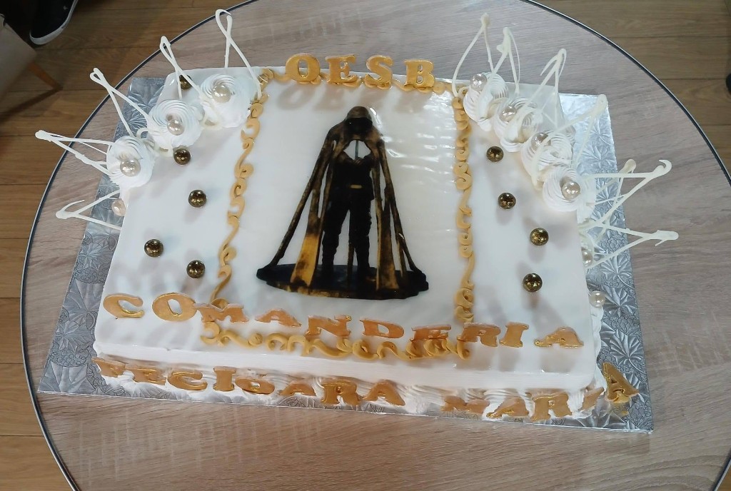 Gâteau d’anniversaire de la Commanderie de la Vierge Marie, portant l’image de la statue du chevalier templier