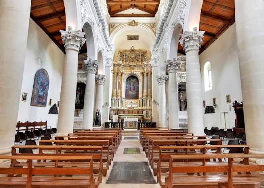 Nef de la cathédrale Parrocchia Santa Maria d’Itria, regard vers l’autel