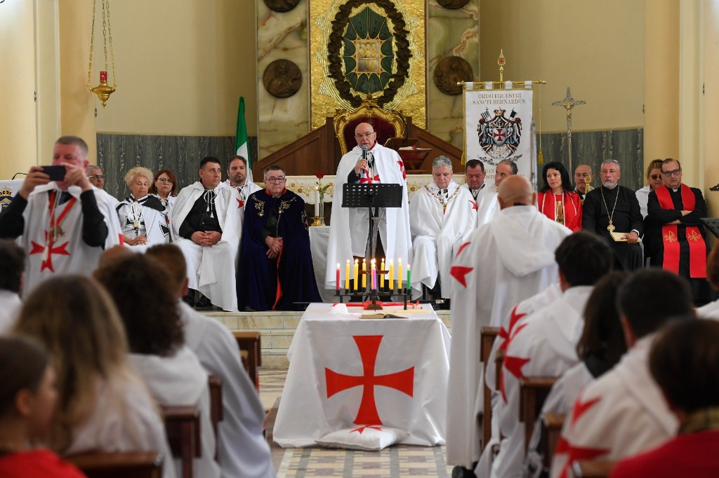 Chevalier portant l’épée au milieu de l’église, à la table de cérémonie