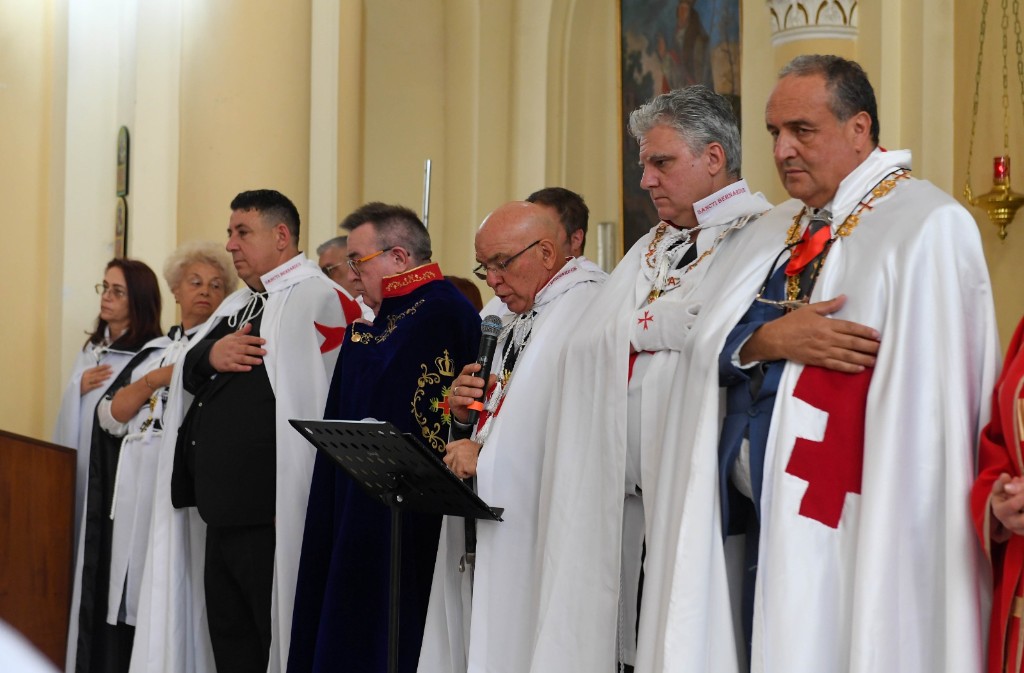 Assemblée dans l’église, l’autel marqué de la croix rouge