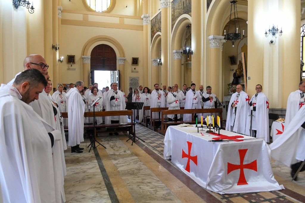 L’ordre rassemblé dans la nef, en manteaux blancs à croix rouge