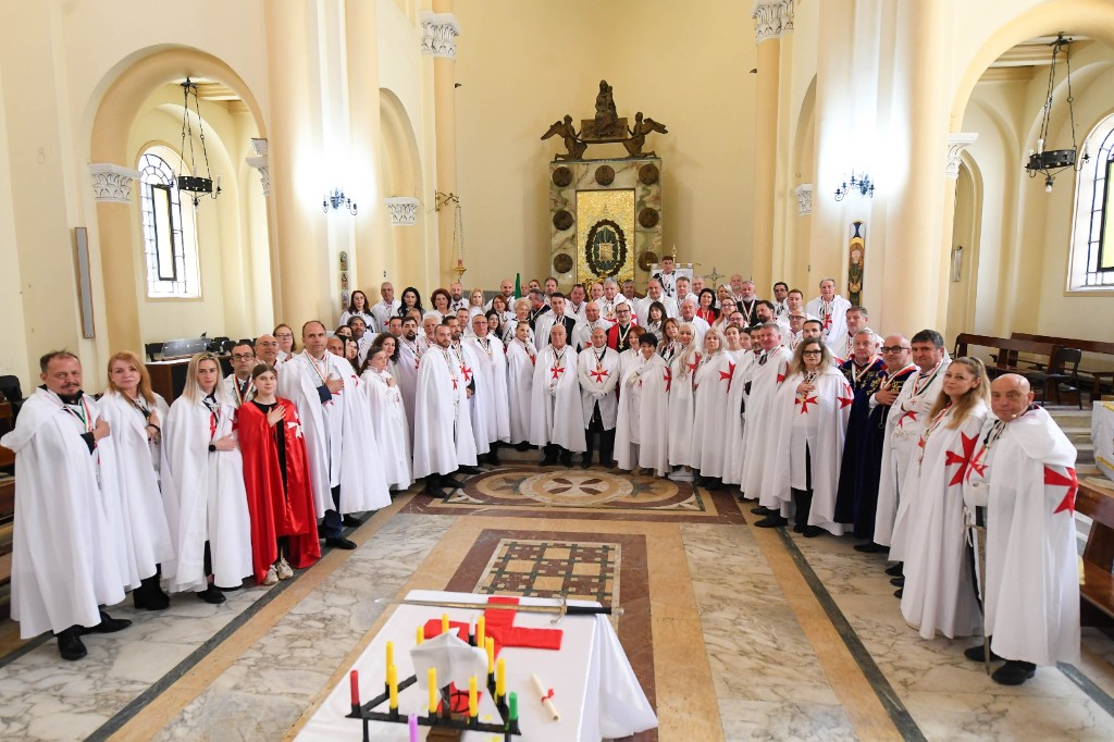 La bannière de l’Ordo Equestri Sancti Bernardus pendant la cérémonie