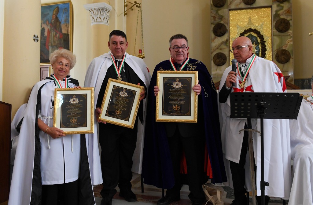 Les fondateurs de la F.O.C. avec les diplômes encadrés, dans l’église