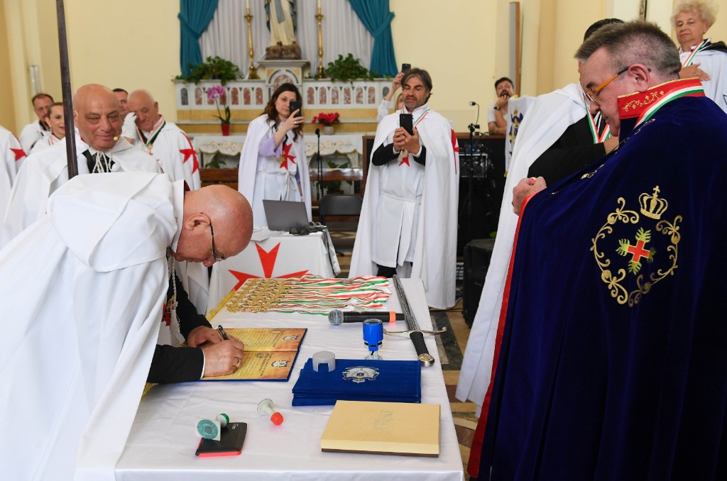 Signature de l’acte de fondation, en manteaux cérémoniels