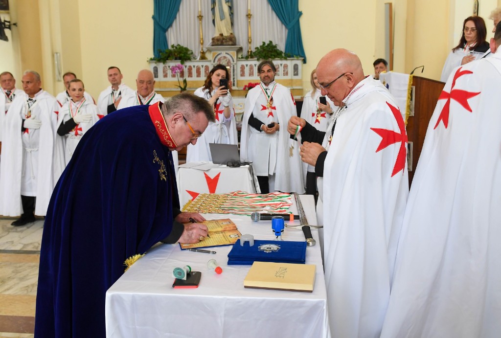 Signature du document fondateur à la table de cérémonie