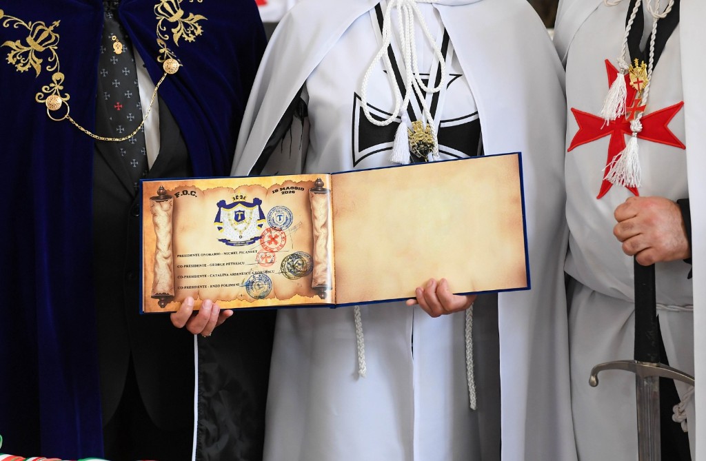 Le diplôme de fondation de la F.O.C., tenu ouvert