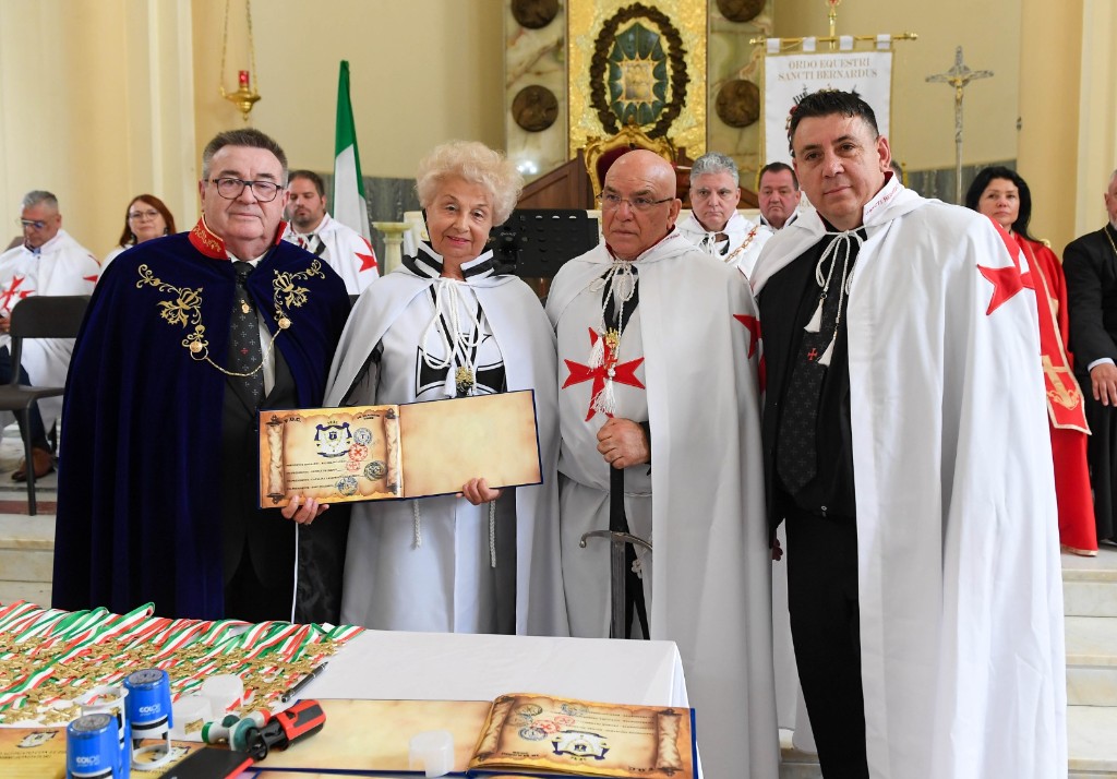 Les fondateurs de la F.O.C. avec le diplôme et l’épée cérémonielle