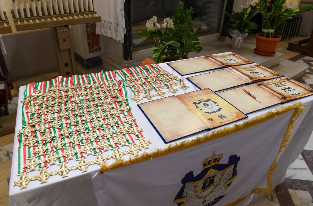Table d’investiture avec médailles en croix et diplômes cérémoniels